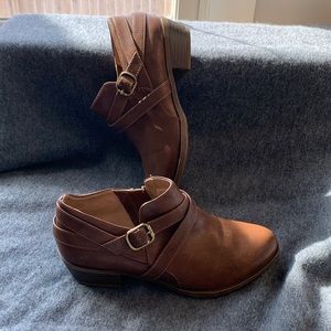 Tan low boots